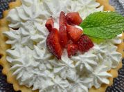 Una foto de postres con frutillas