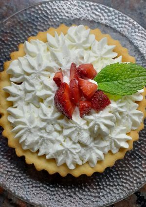 Una foto de Mini tarta de frutillas, dulce de leche y crema 🍓