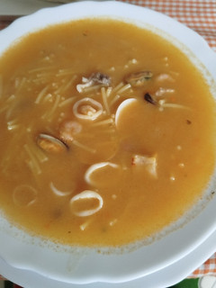 Una foto de Sopa de marisco y pescado con fideos normal o sin gluten exprés