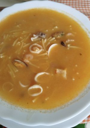 Una foto de Sopa de marisco y pescado con fideos normal o sin gluten exprés