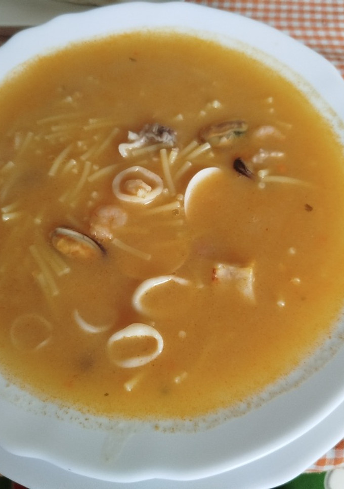 Una foto de Sopa de marisco y pescado con fideos normal o sin gluten exprés