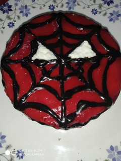 स्पाइडर मैन स्ट्रॉबेरी केक (spiderman strawberry cake recipe in Hindi) रेसिपी मुख्य फोटो