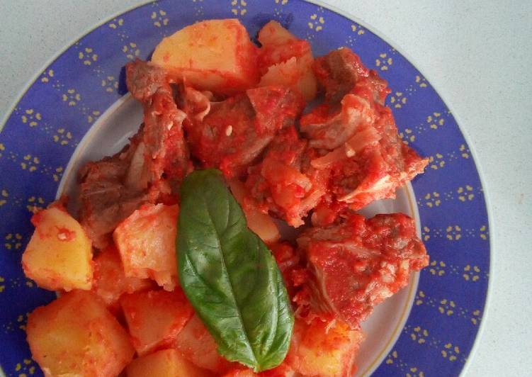 Spezzatino con osso con patate a sugo
