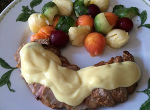Una foto de Lomito de cerdo con frutas