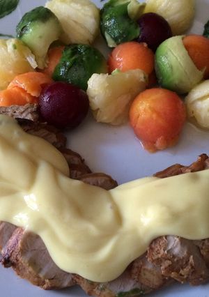 Una foto de Lomito de cerdo con frutas