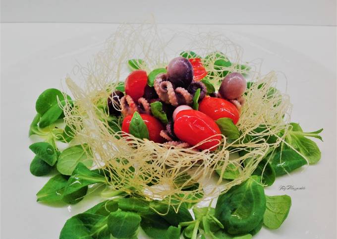 Polpetti con datterini confit, olive taggiasche e cestino di vermicelli di riso croccante