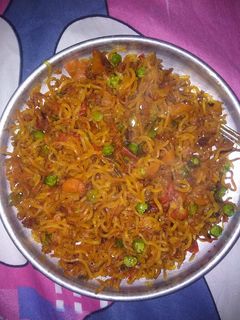 वेजिटेबल मैगी(Vegetable maggi recipe in hindi) रेसिपी मुख्य फोटो