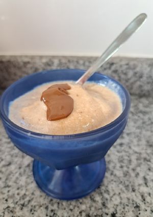 Una foto de Helado de plátano con manjar 🍌🍫