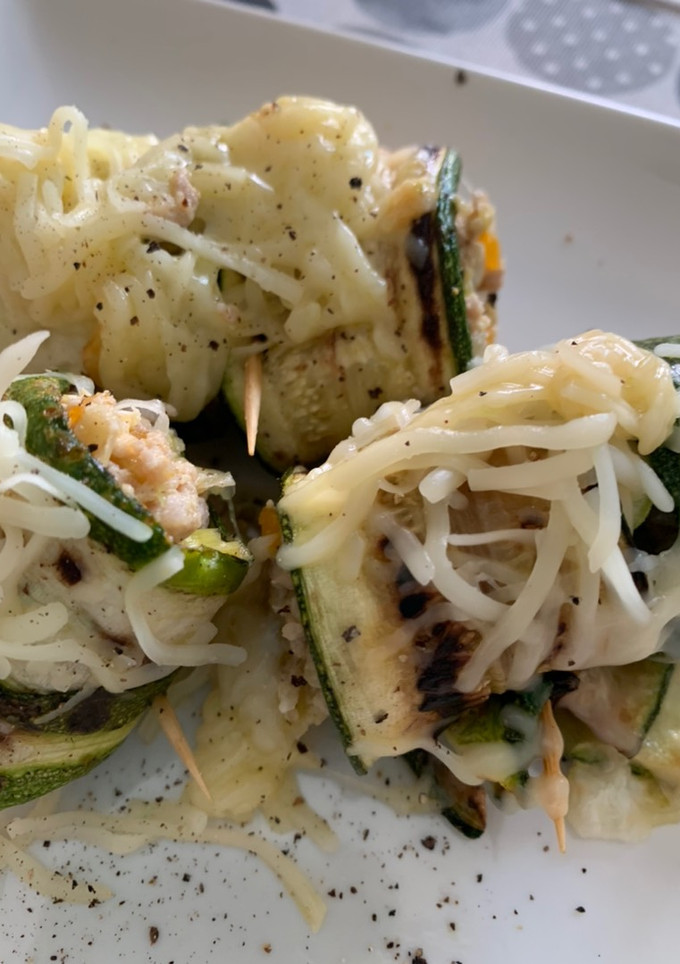 Una foto de Rollitos de calabacín y carne