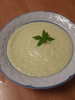 Una foto de Crema Fría de Pepino, Manzana y Yogurt Griego