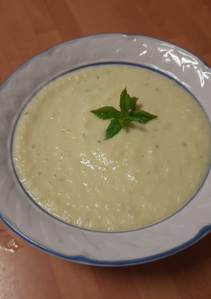 Una foto de Crema Fría de Pepino, Manzana y Yogurt Griego