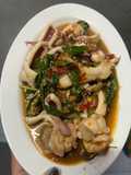 กะเพราหมึกไข่