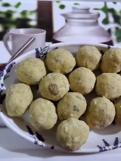 நட்ஸ் & டிரை ப்ரூட் லாடு (Nuts and dryfruits laadu recipe in tamil) செய்முறை முக்கிய புகைப்படம்