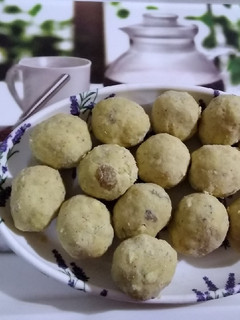 நட்ஸ் & டிரை ப்ரூட் லாடு (Nuts and dryfruits laadu recipe in tamil) செய்முறை முக்கிய புகைப்படம்