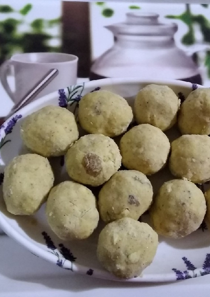 நட்ஸ் & டிரை ப்ரூட் லாடு (Nuts and dryfruits laadu recipe in tamil) செய்முறை முக்கிய புகைப்படம்