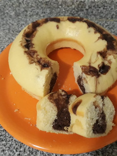 Una foto de 🍋Budín de limón🍋marmolado 🍫😍😋