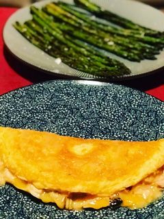 Una foto de Tortilla de ajetes tiernos y bonito en escabeche con guarnición de espárragos trigueros