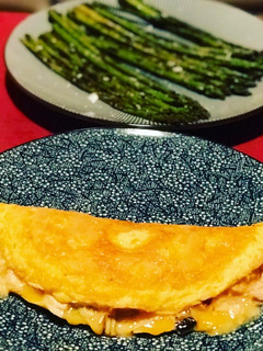 Una foto de Tortilla de ajetes tiernos y bonito en escabeche con guarnición de espárragos trigueros
