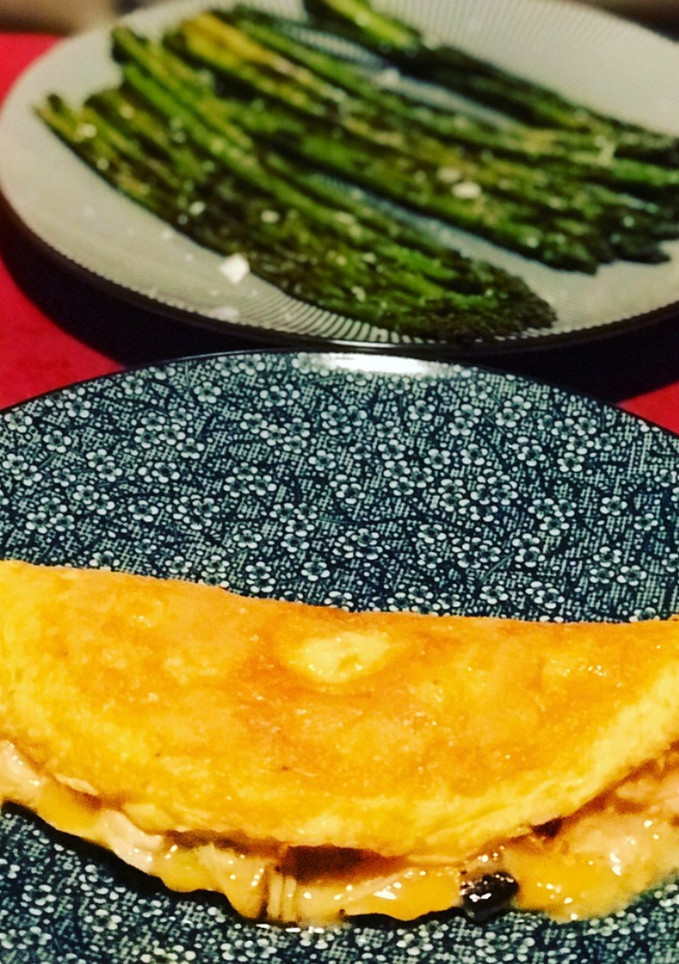 Una foto de Tortilla de ajetes tiernos y bonito en escabeche con guarnición de espárragos trigueros