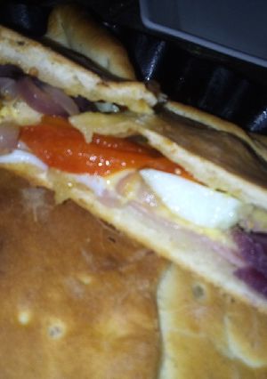 Una foto de Calzon de Jamón Y Queso