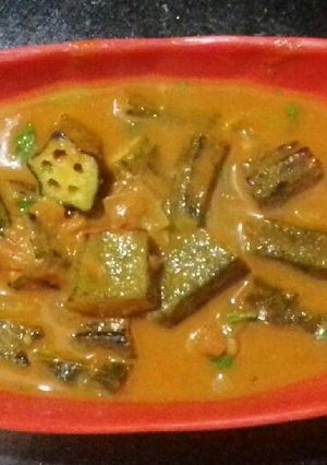 A picture of Bendekaya pulisu/ bhindi Andhra style.