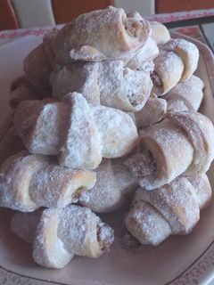 O poză a rețetei Cornulețe cu gem și nucă (de post).