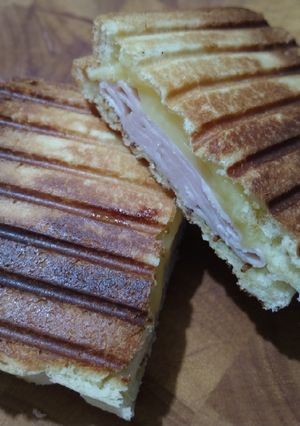 Una foto de Sándwich caliente en paninera (sandwichera)