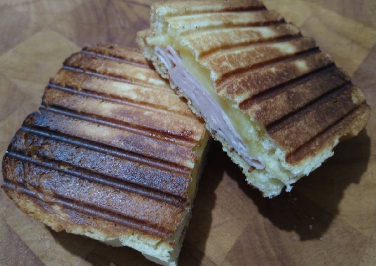 Sándwich caliente en paninera (sandwichera)