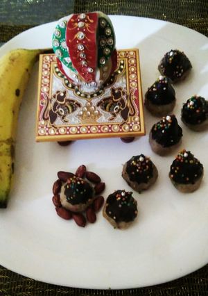 A picture of MODAK WITH BANANA & PEANUT DIPPED IN CHOCOlATE.
