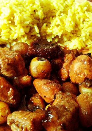 Una foto de Salteado de cerdo con uvas y portobellos con arroz al curry y leche de coco