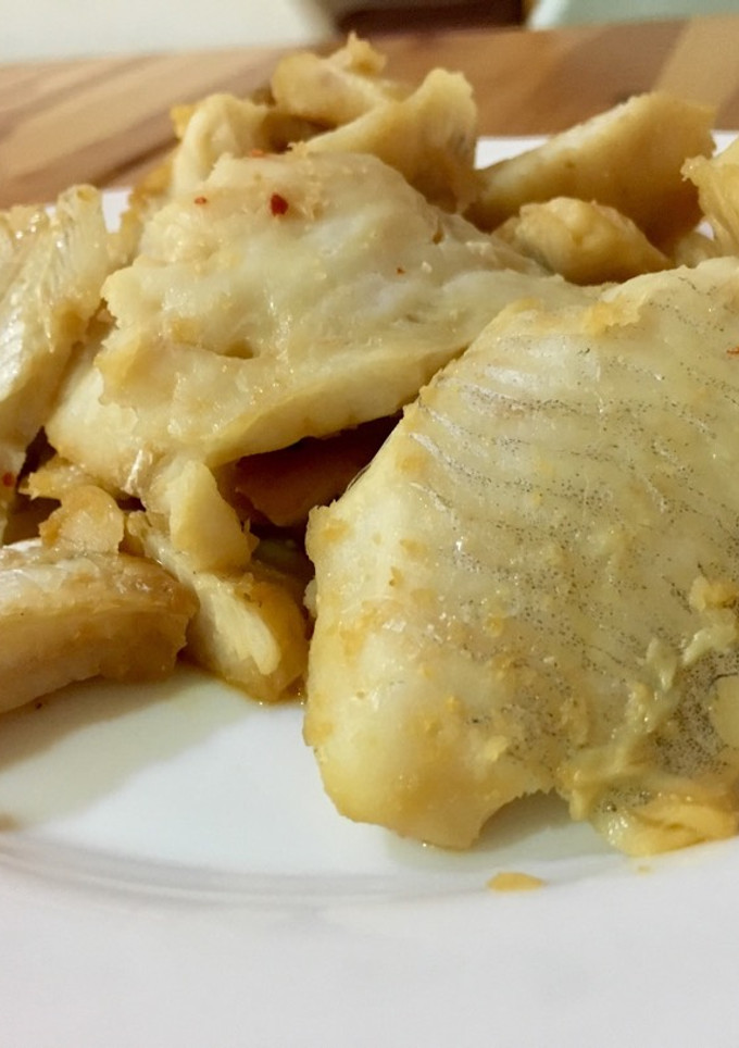 Una foto de Merluza con ajo, chile y salsa de soja