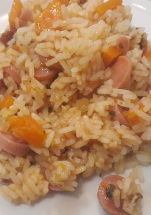 Una foto de Arroz con salchichas, zapallo y otras verduras