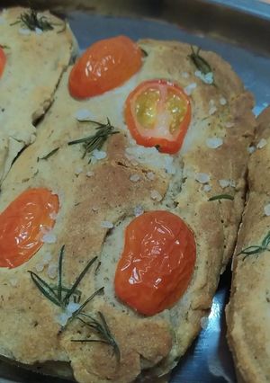 Una foto de Focaccia de romero y tomate sin tacc