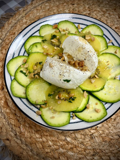 Una foto de Carpaccio de calabacín y kiwi con vinagreta de naranja y miel