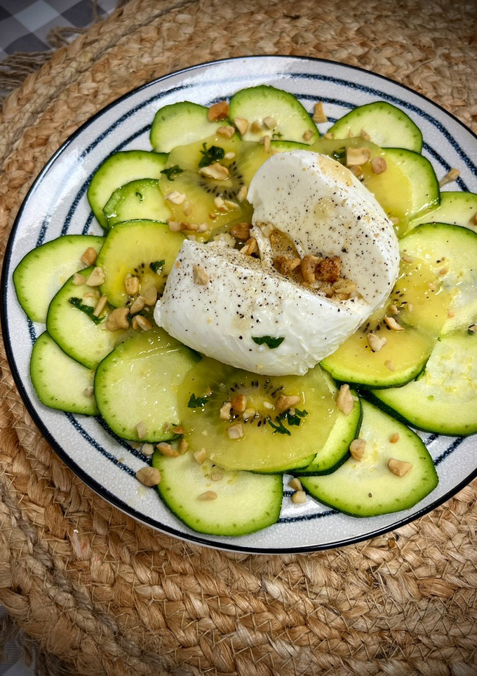 Una foto de Carpaccio de calabacín y kiwi con vinagreta de naranja y miel