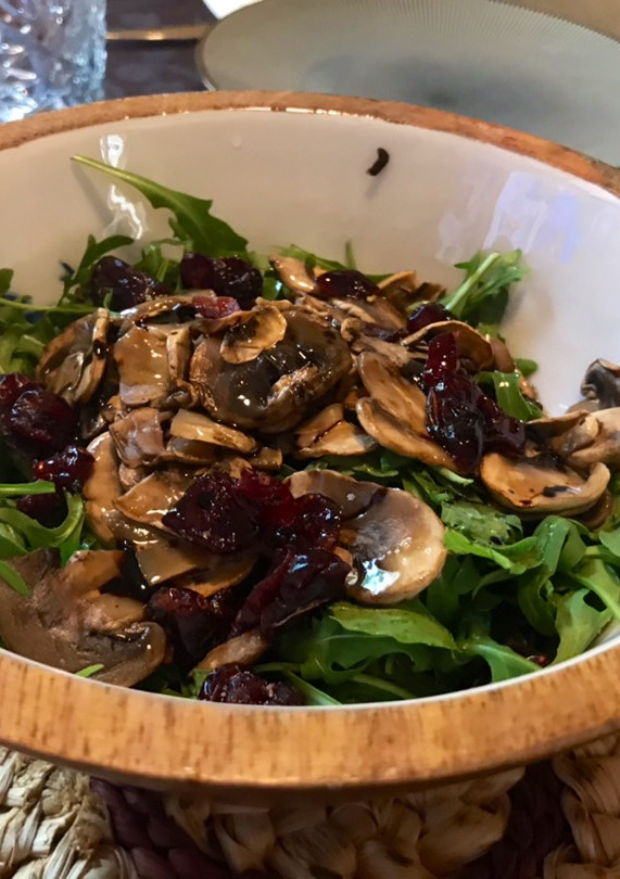 Una foto de Ensalada de rúcula, champiñones y arándanos