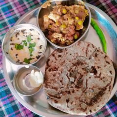 A picture of Bajre ki roti.