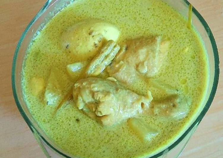 Opor ayam, telur dan kentang