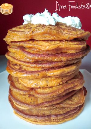 Une photo de Pancakes salés à la tomate et chèvre frais