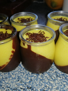 Una foto de Panacota de naranja y chocolate