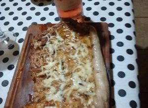 Una foto de Asado a la parrilla de matambre de chancho gratinado