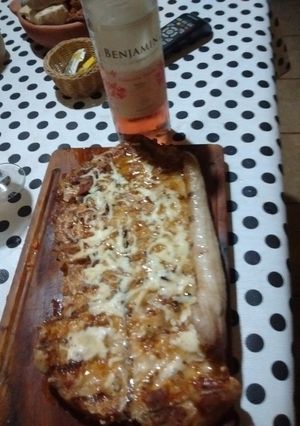 Una foto de Asado a la parrilla de matambre de chancho gratinado