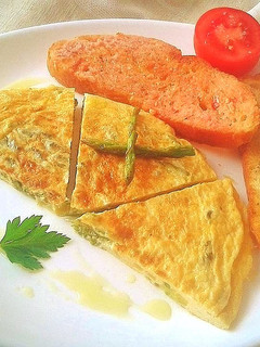 Una foto de Tortilla de espárragos silvestres y calabacín