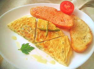 Foto principal de Tortilla de espárragos silvestres y calabacín