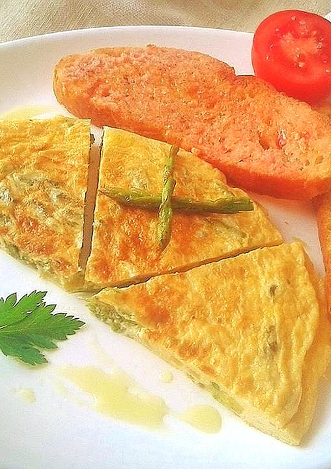 Una foto de Tortilla de espárragos silvestres y calabacín