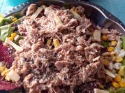Una foto de ensalada con remolacha y lechuga