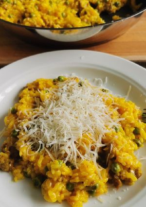 O poză a rețetei Risotto galben cu cârnați proaspeți și mazăre.