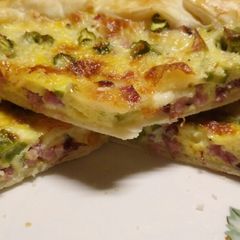 A picture of Speck, brie and asparagus pie.