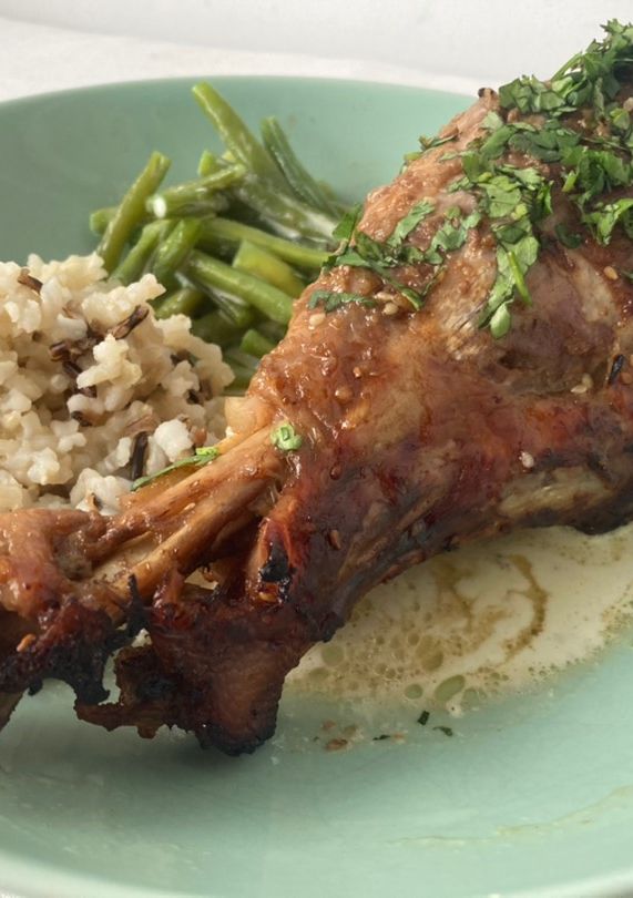 Una foto de Pavo teriyaki al horno con judías verdes en salsa de ajo y arroz salvaje
