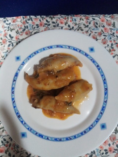 Una foto de Calamares rellenos en salsa